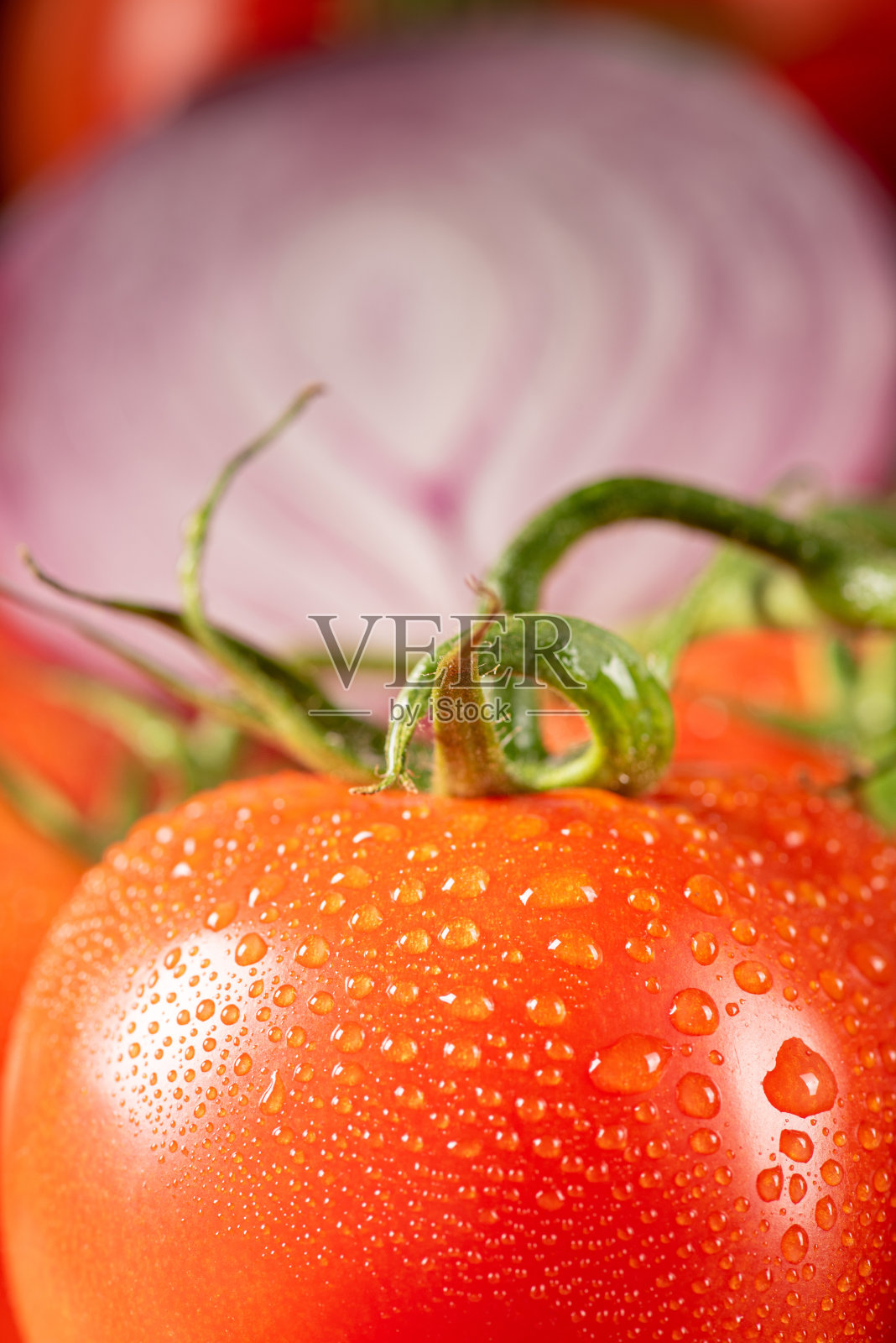 一桌的细节有红辣椒、黄辣椒、洋葱、大蒜和西红柿,在质朴的木材上,黑色的背景,选择性的聚焦。照片摄影图片