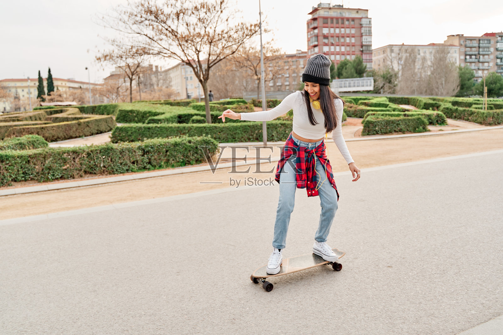 年轻的运动员在路上踩着滑板。休闲运动概念照片摄影图片