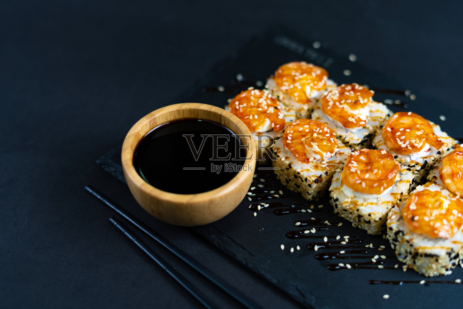 黑盘芝麻虾寿司。日本寿司照片摄影图片