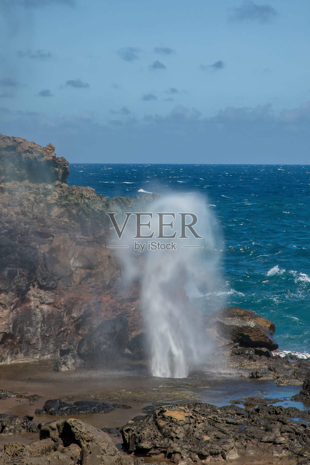 石滩上的喷水孔照片摄影图片