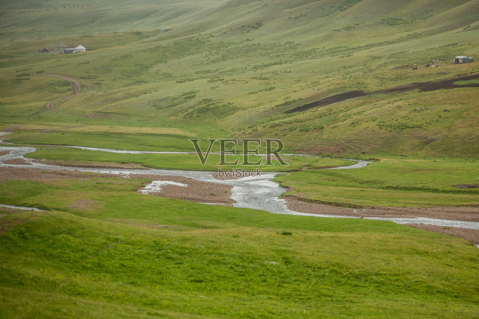 洛基山脉。湛蓝的天空衬托着山河照片摄影图片