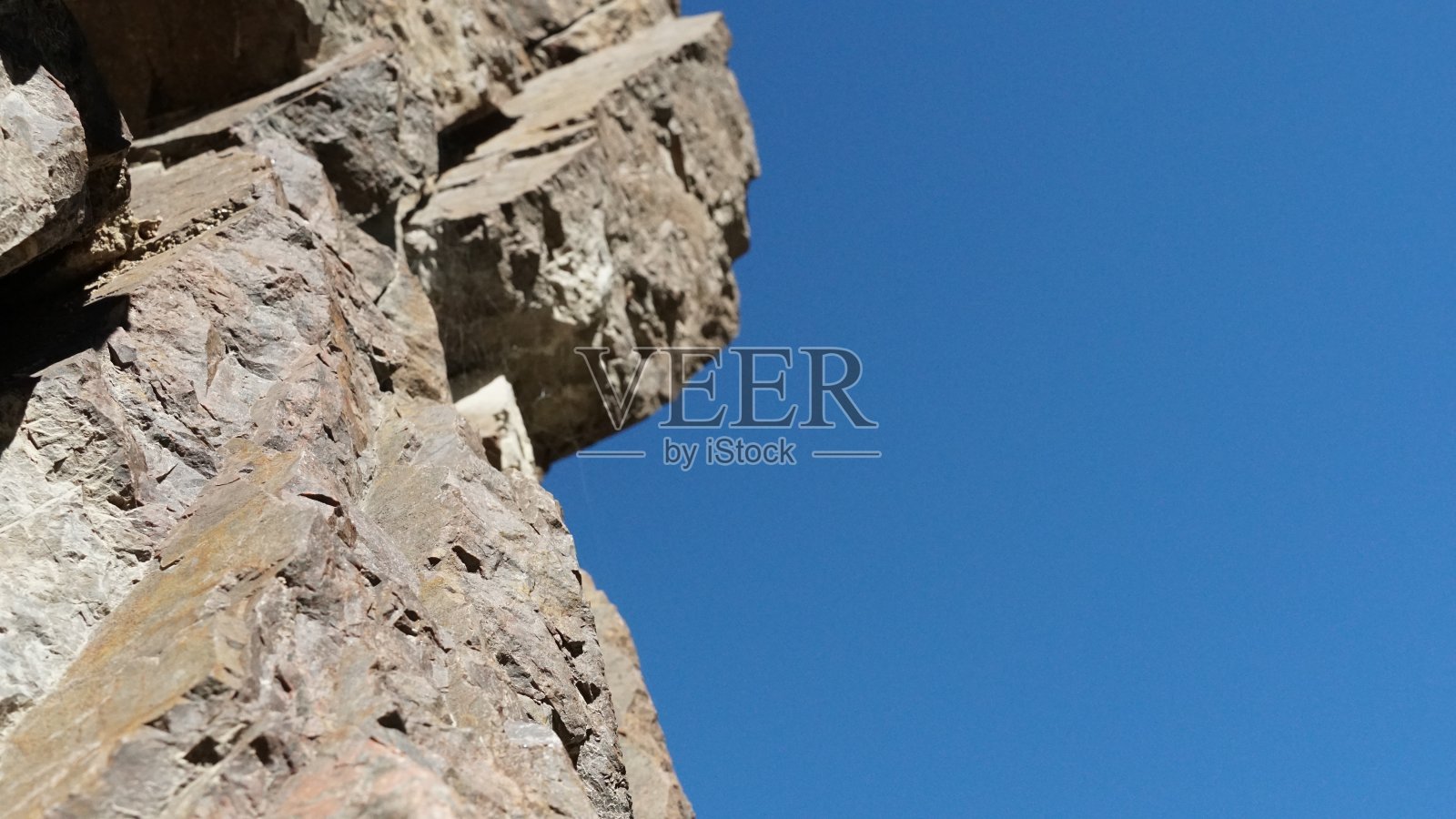 山脚下山谷里一望无际的大草原。俯瞰青山。山上,绿树成荫照片摄影图片