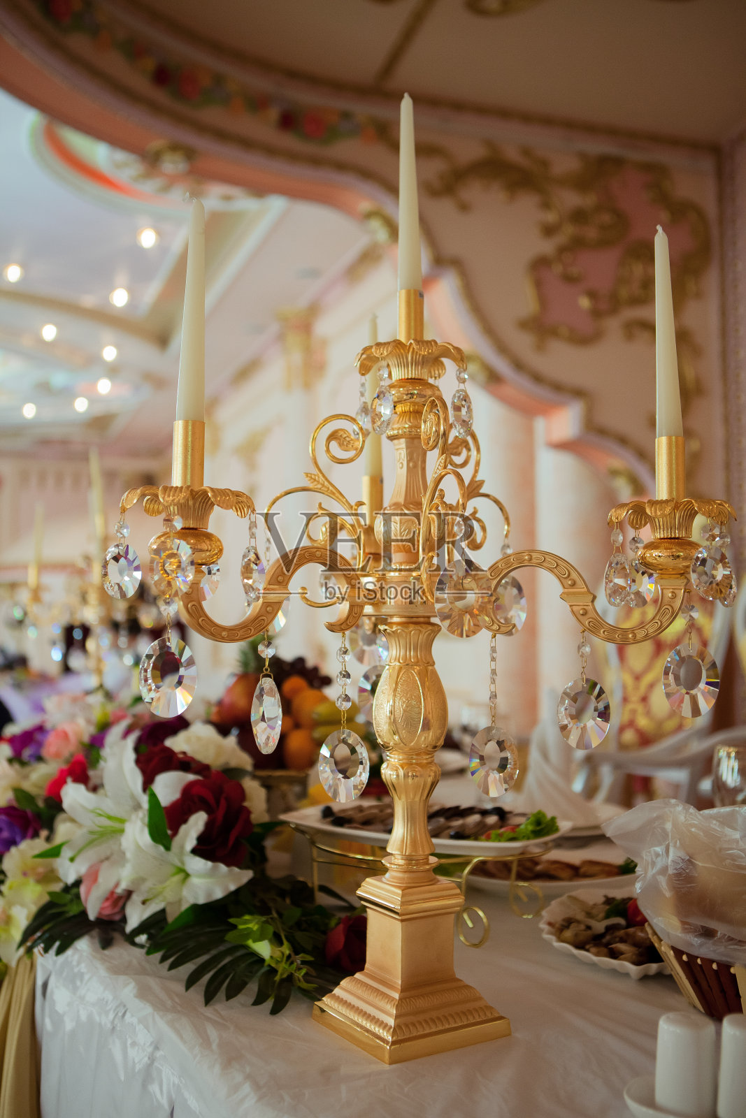 美丽的餐桌设置为婚礼庆典在餐厅。照片摄影图片