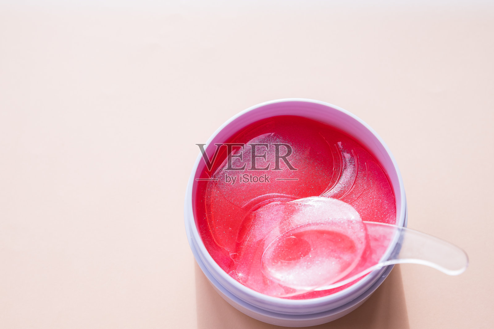 透明的补丁。现代化妆品的概念。金黄色和绿色的面部眼罩在罐子里。水凝胶。抗老化,提升。面部皮肤护理。保湿皱纹贴片。俯视图,复制空间照片摄影图片