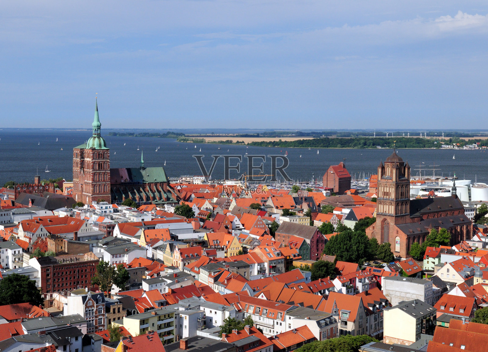 在一个阳光明媚的夏日,鸟瞰波罗的海的历史街区斯特拉尔松和吕根岛照片摄影图片