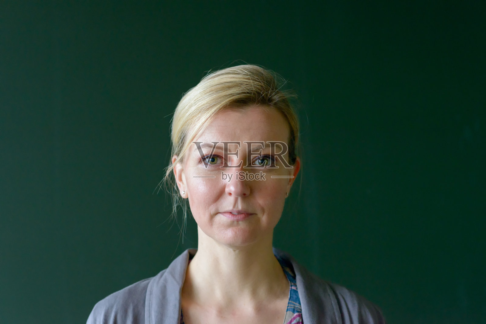 迷人的金发老师盯着镜头照片摄影图片