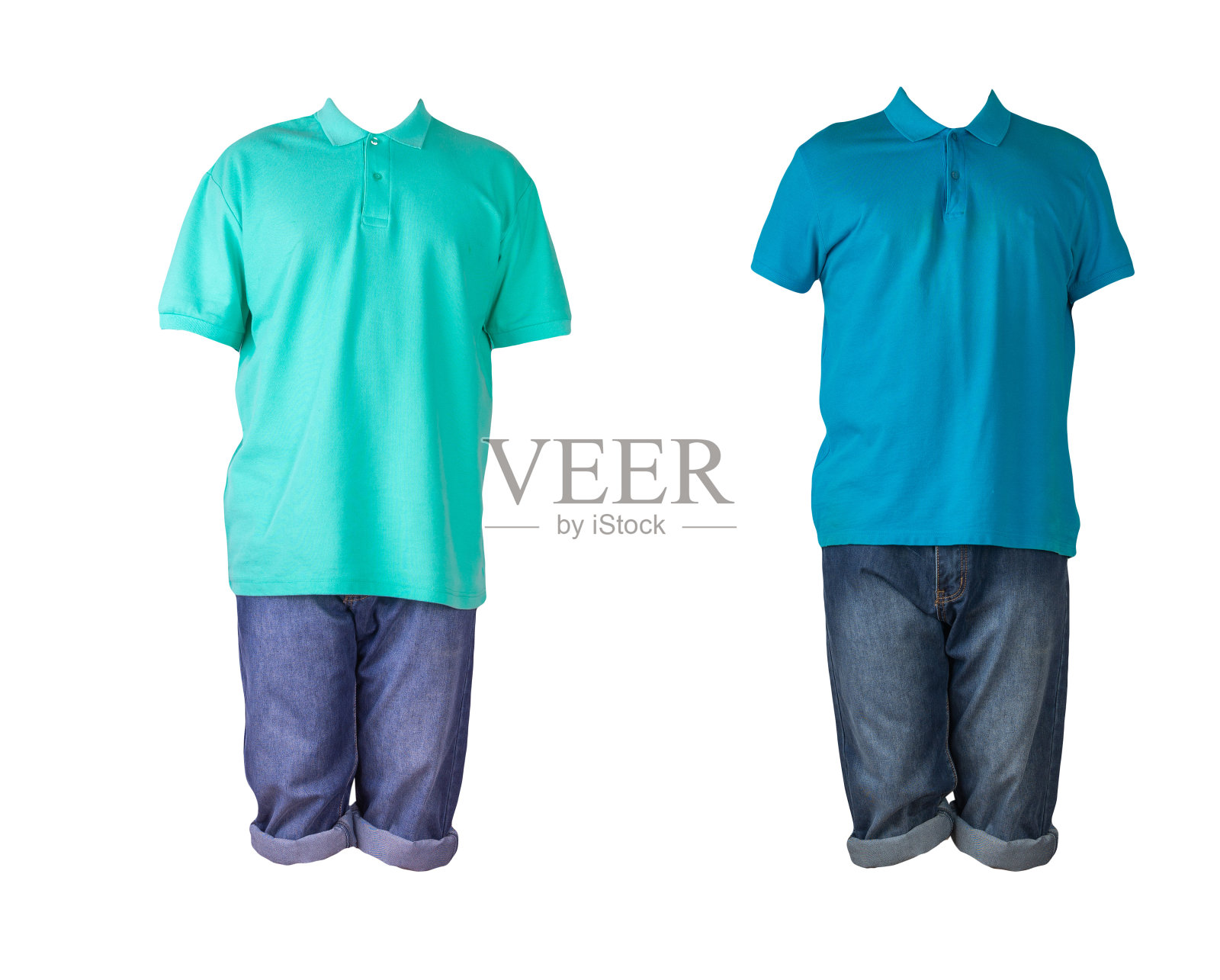 牛仔短裤和t恤,衣领上的纽扣孤立在白色背景上。照片摄影图片