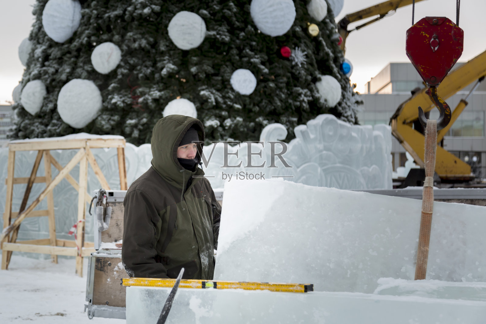 一个穿着绿色夹克的裁缝的肖像照片摄影图片
