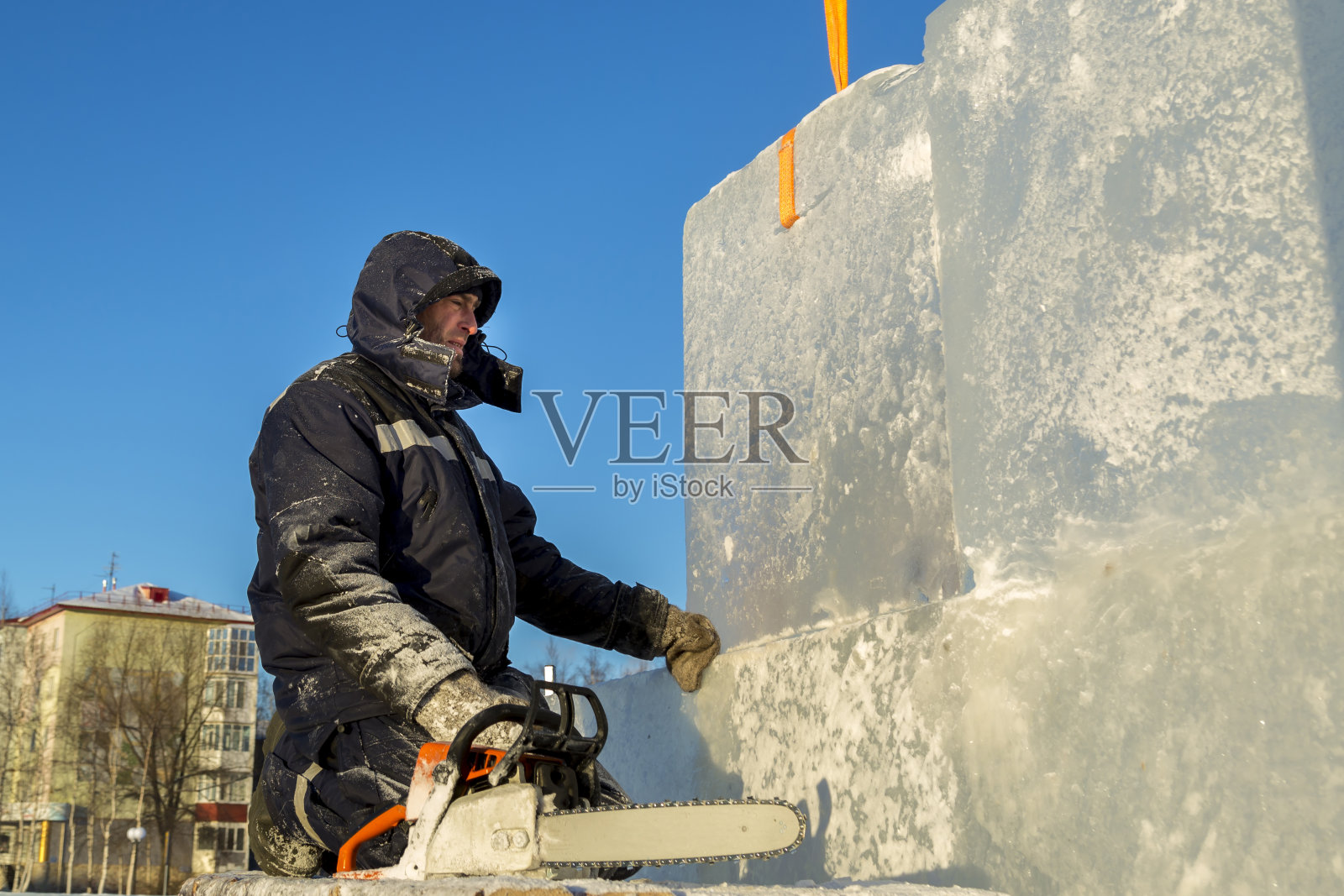 一个装配工人的肖像,他的手中拿着一个链锯照片摄影图片