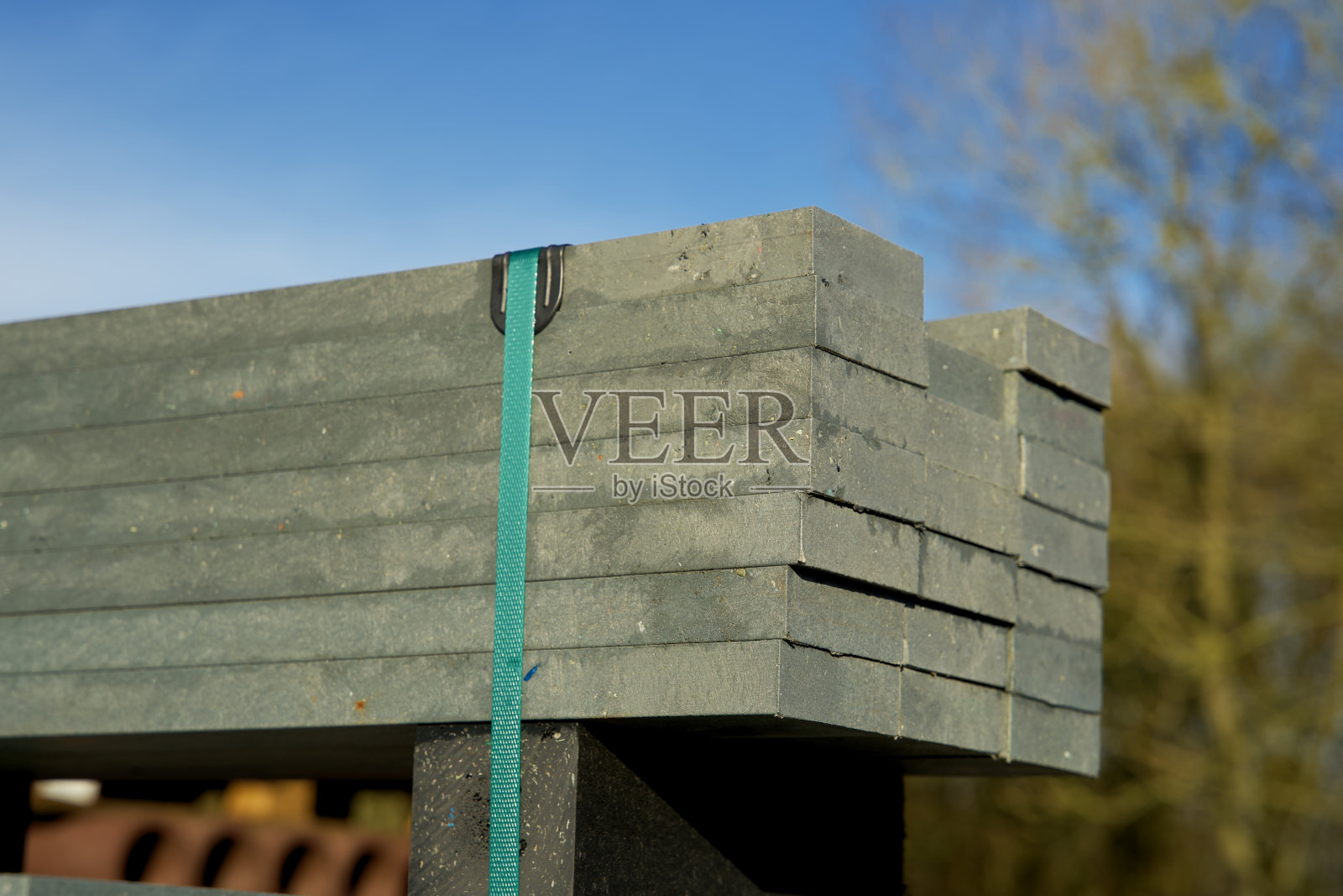 由回收的废塑料制成的循环和可持续的建筑材料堆照片摄影图片