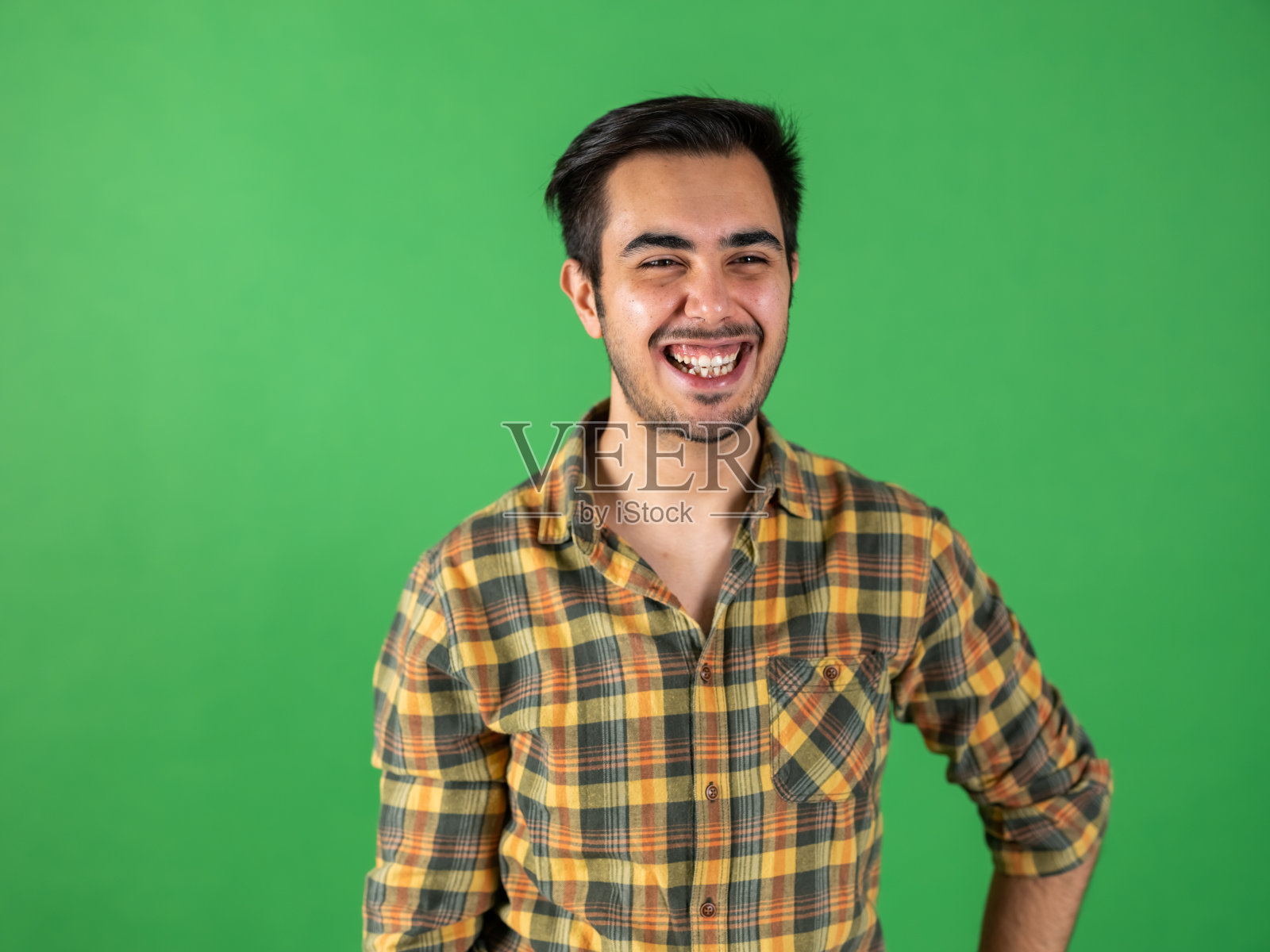 一个年轻人的肖像在绿色的背景照片摄影图片