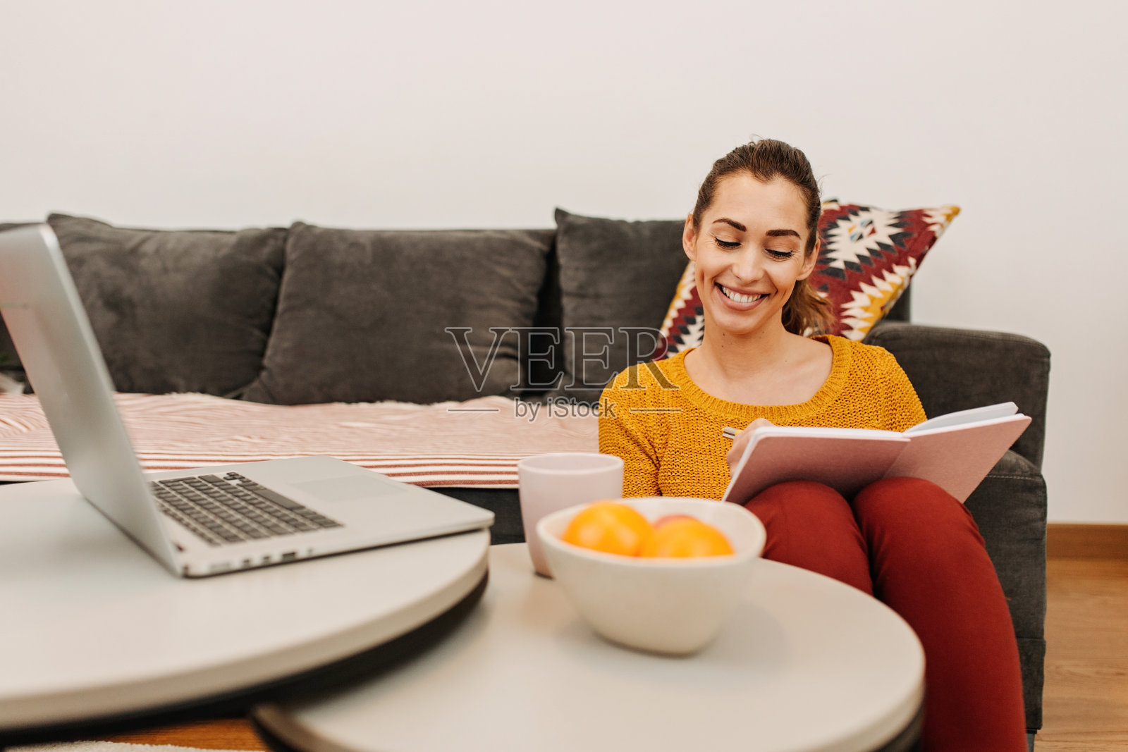 快乐的年轻白人女性在家用笔记本电脑工作照片摄影图片