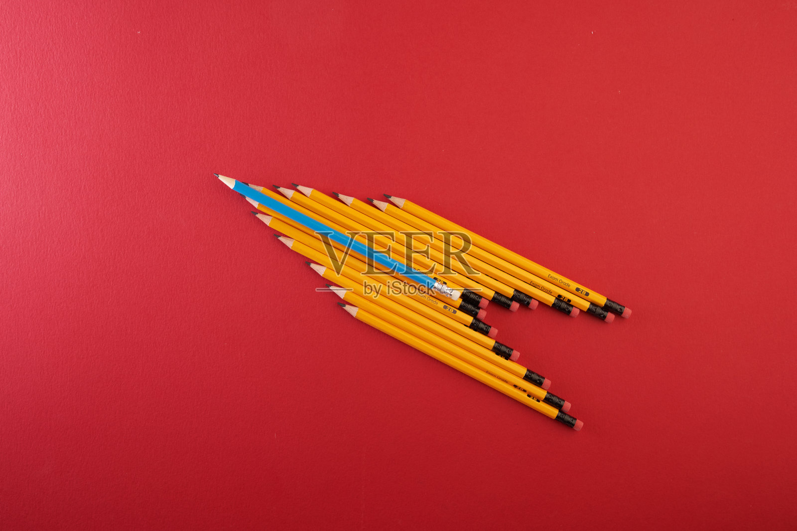 由铅笔组成的箭头符号,蓝色代表领袖,从人群中脱颖而出照片摄影图片