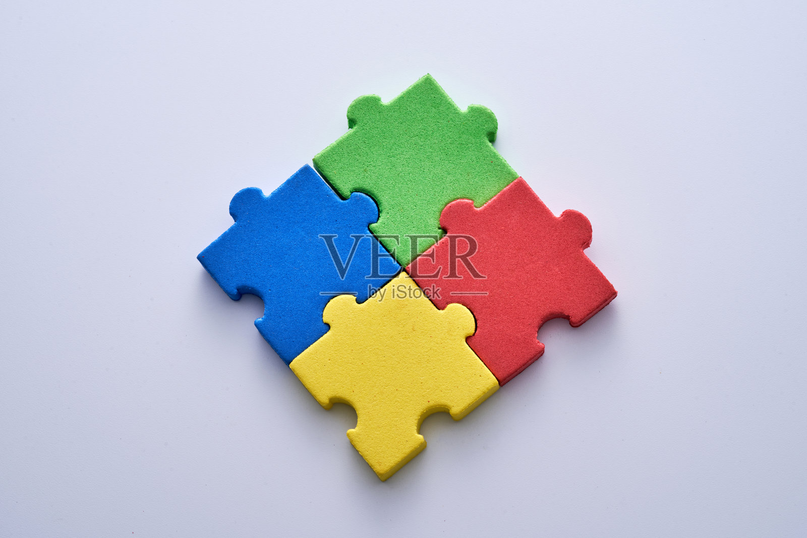 吉格在白色背景上看到了拼图照片摄影图片