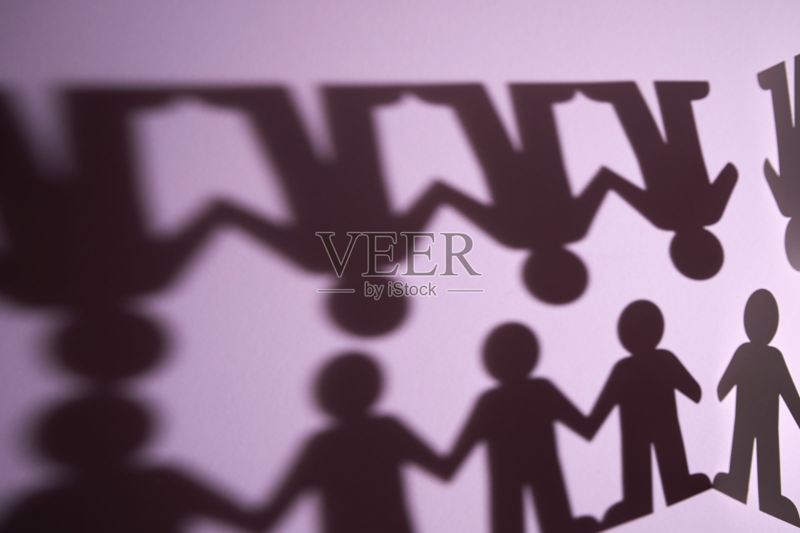 人链纸与光和阴影在粉红色的背景照片摄影图片