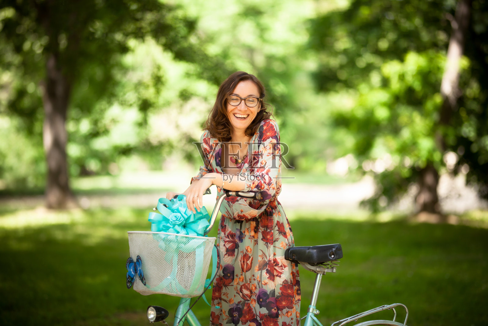 骑着复古自行车的快乐女孩照片摄影图片
