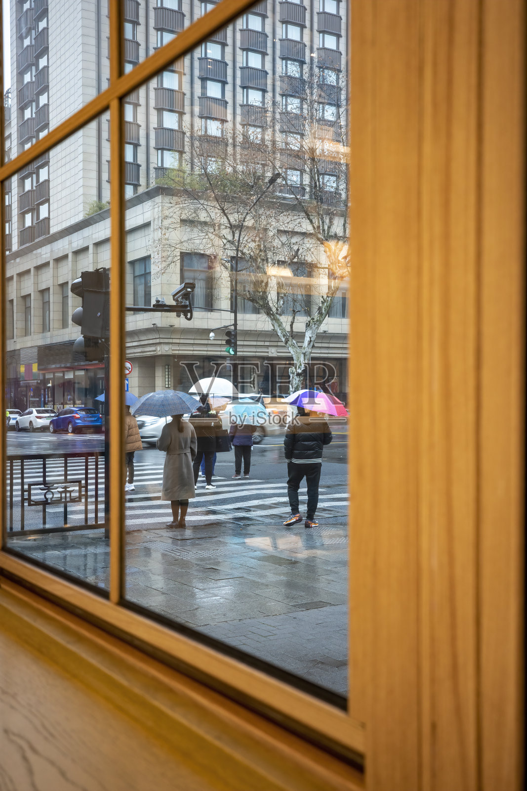 窗外的大街上,一大群人撑着伞照片摄影图片