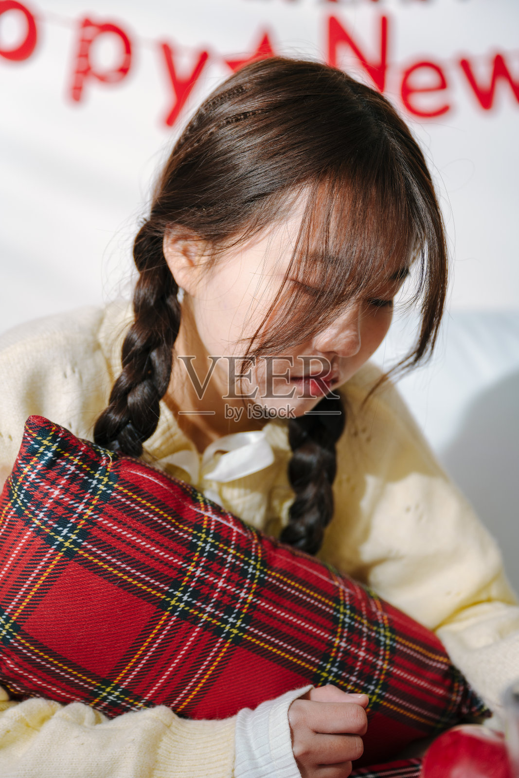 快乐的亚洲年轻女性周末躺在沙发上休息照片摄影图片