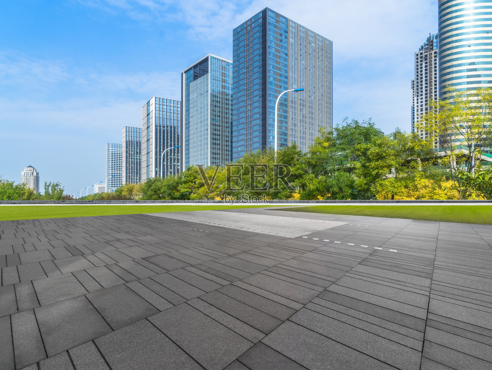 以城市天际线为背景的抽象建筑墙体照片摄影图片