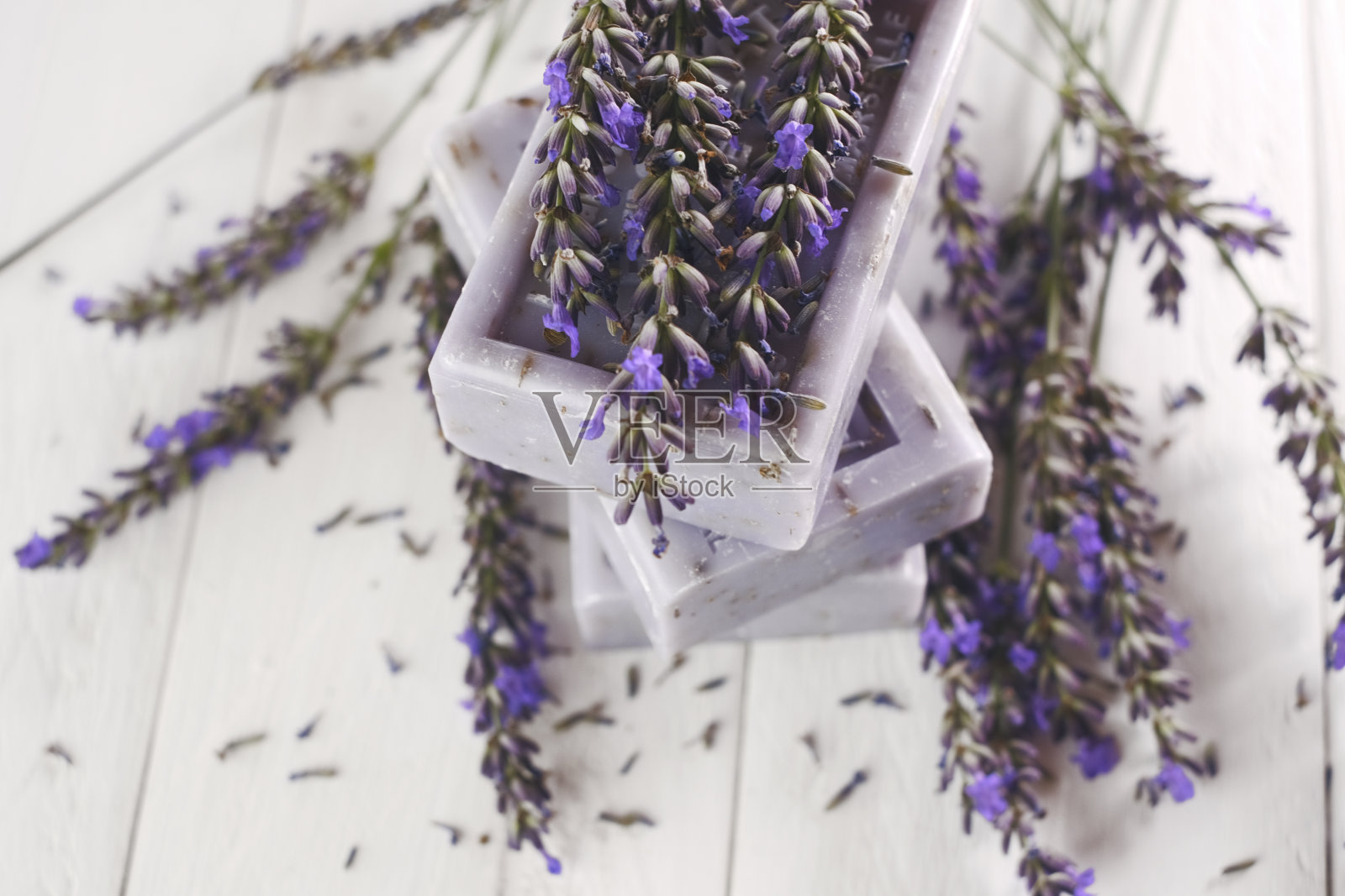 薰衣草香皂。紫色肥皂与薰衣草提取物。紫色香皂和薰衣草花。芳香疗法和带有薰衣草香味的水疗。照片摄影图片