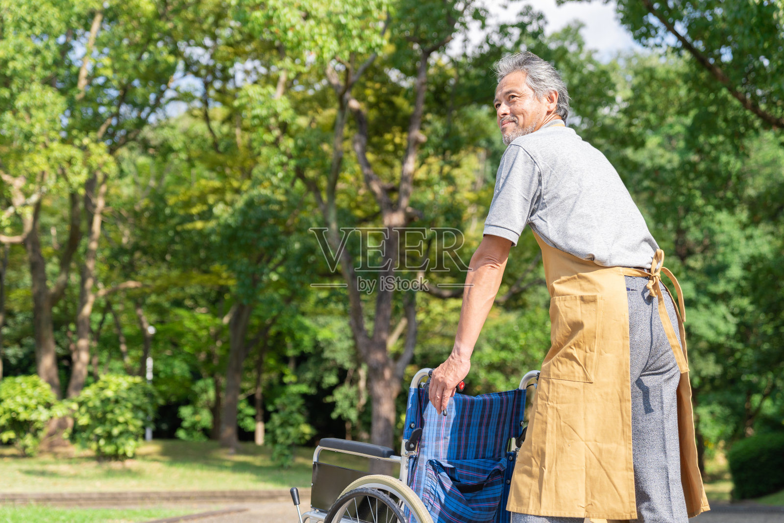 老人推着轮椅,护理员照片摄影图片
