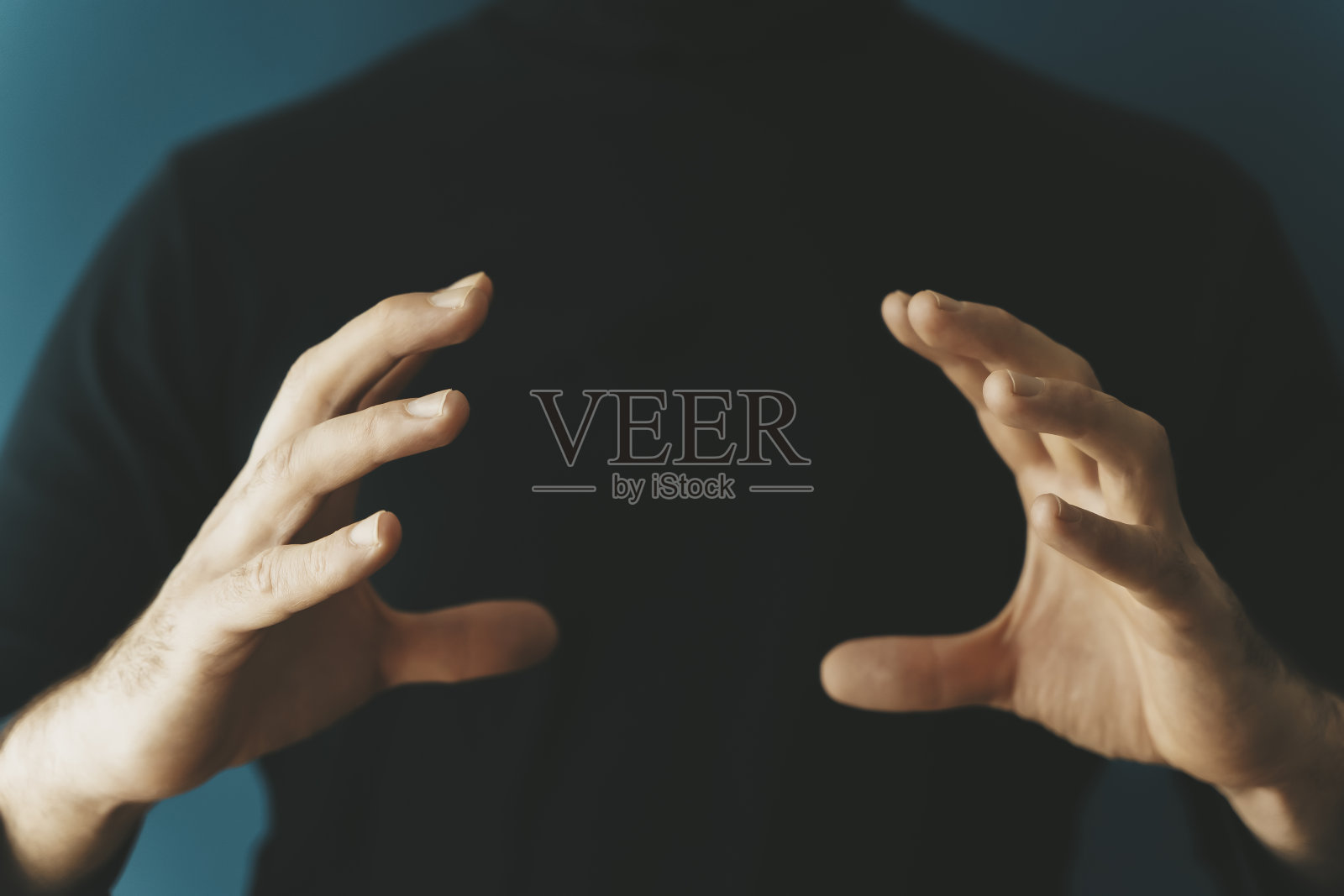 拥有专业商业计划书、受过教育或培训的人的手。产品介绍背景。照片摄影图片