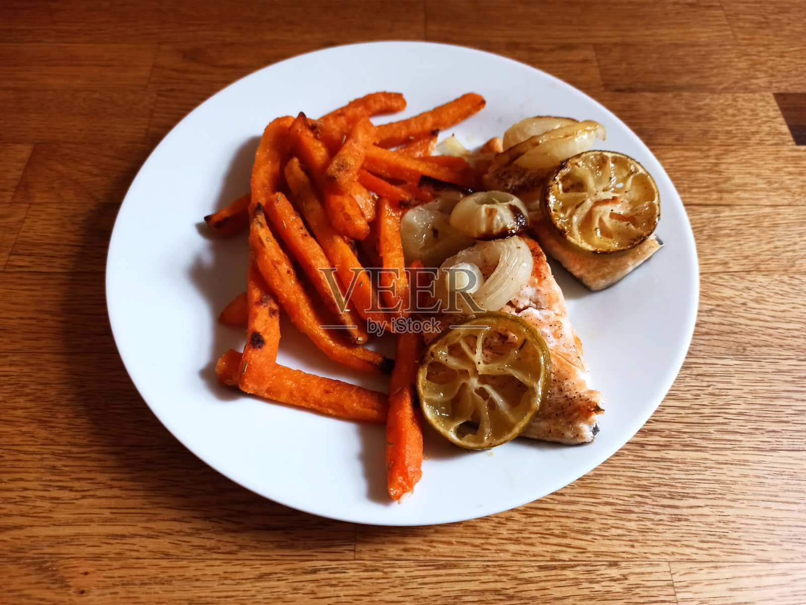 英国苏格兰格拉斯哥自制烤鲑鱼、甘薯和酸橙照片摄影图片