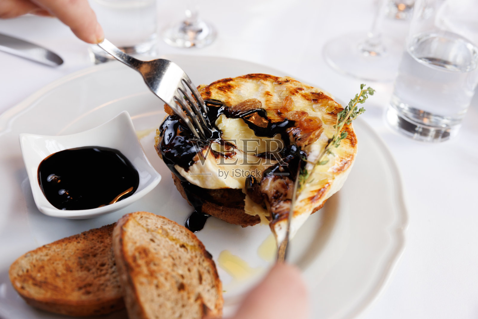 用香醋调味的马努里干酪,配面包片食用照片摄影图片