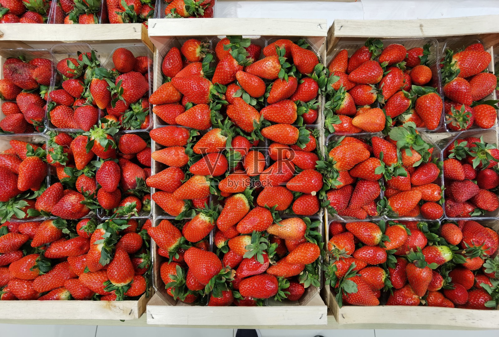 超市蔬菜水果店的板条箱里的草莓照片摄影图片