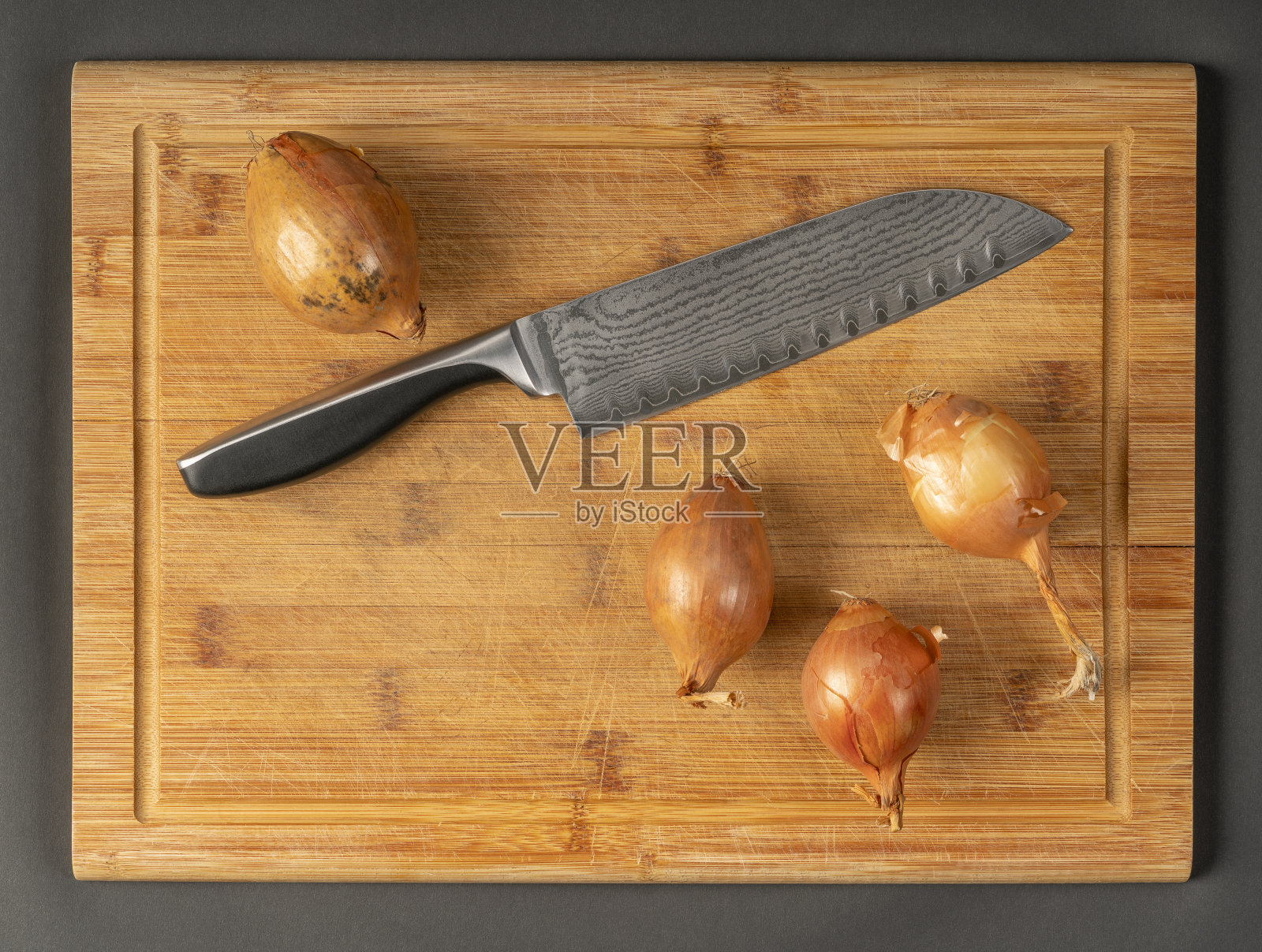 切菜板上的刀照片摄影图片