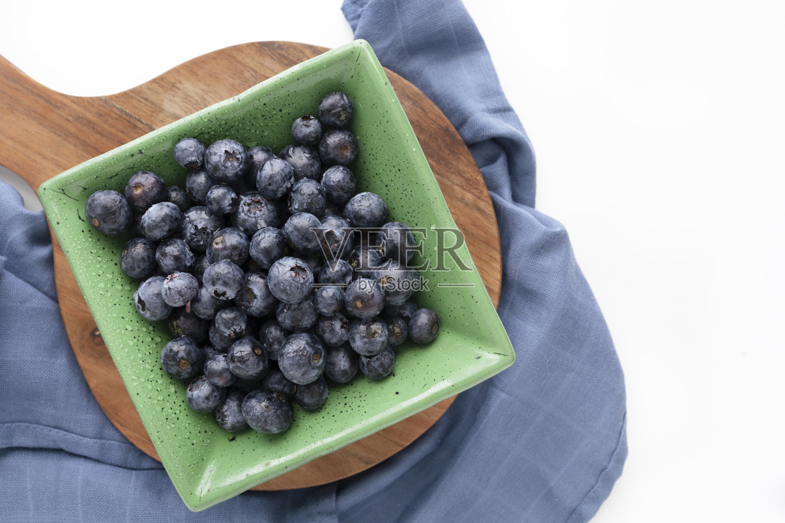 碗里的新鲜蓝莓,随时可以吃。健康美味的小吃照片摄影图片