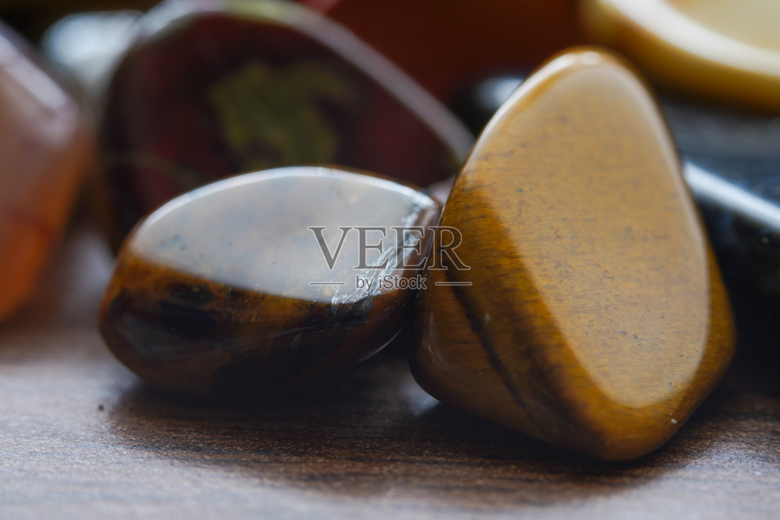 宝石也被称为宝石,是一种矿物或物质的有机起源,拍摄在工作室照片摄影图片