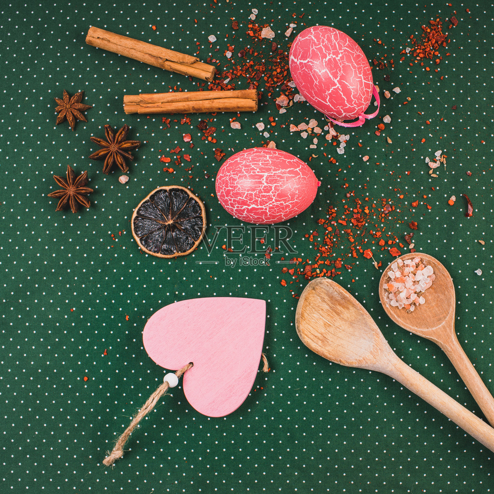 复活节厨房的组成与粉红色复活节彩蛋在绿色的背景。照片摄影图片