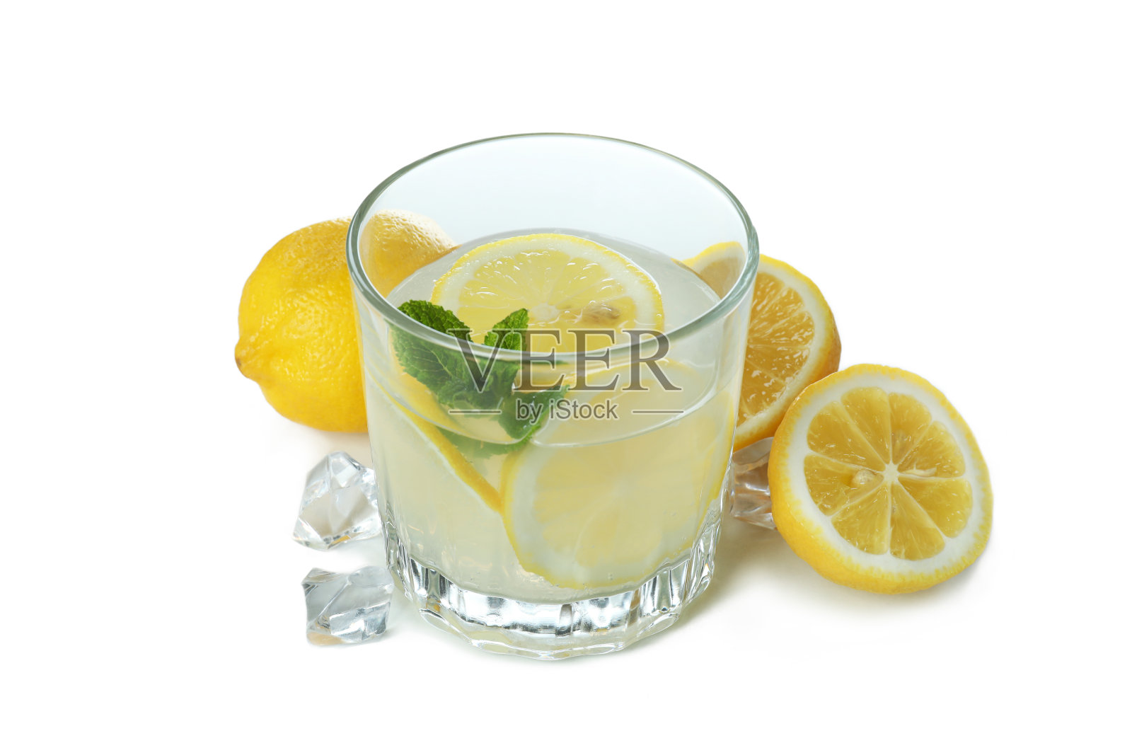 一杯柠檬水孤立在白色背景上照片摄影图片