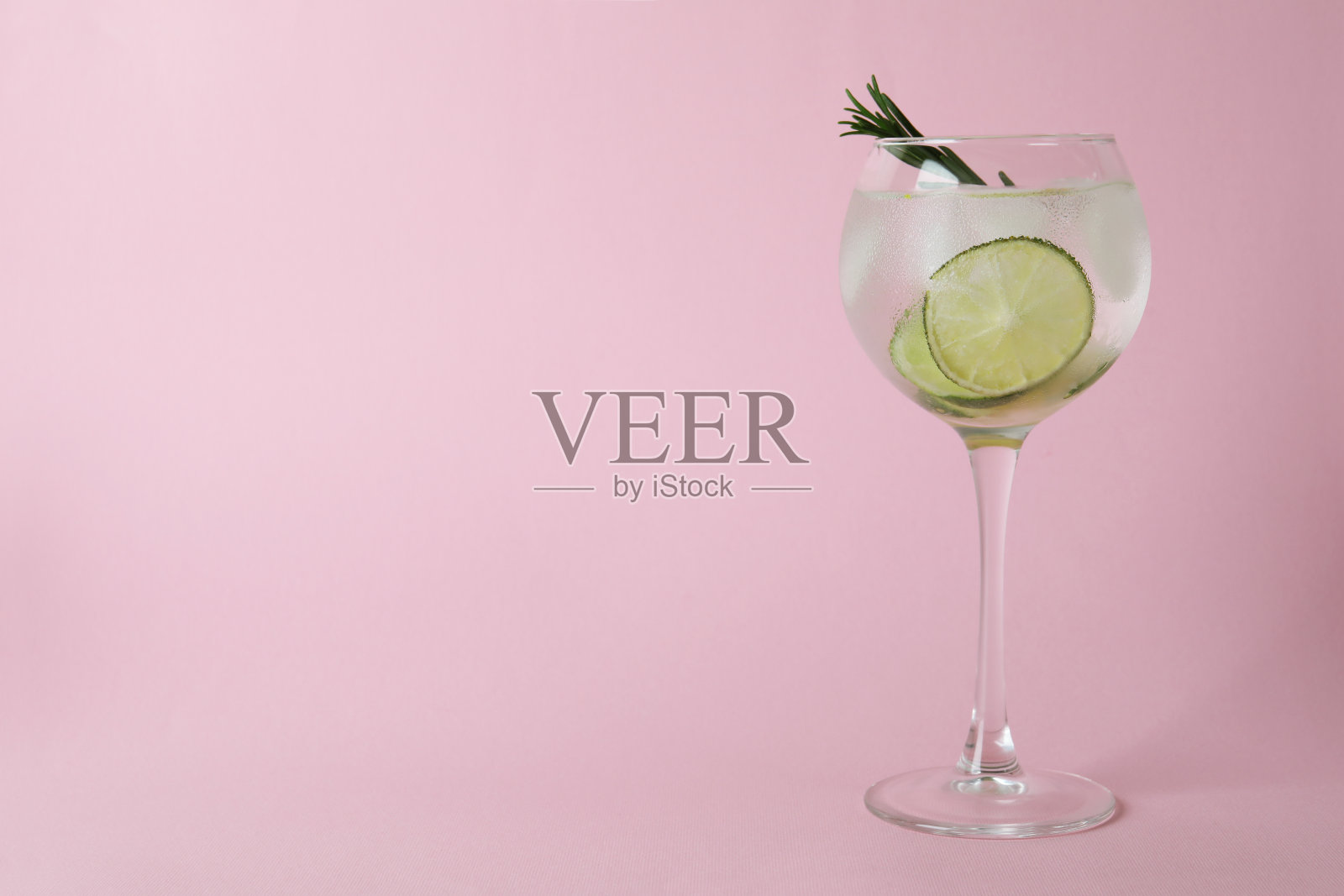 一杯粉红背景的柠檬鸡尾酒照片摄影图片