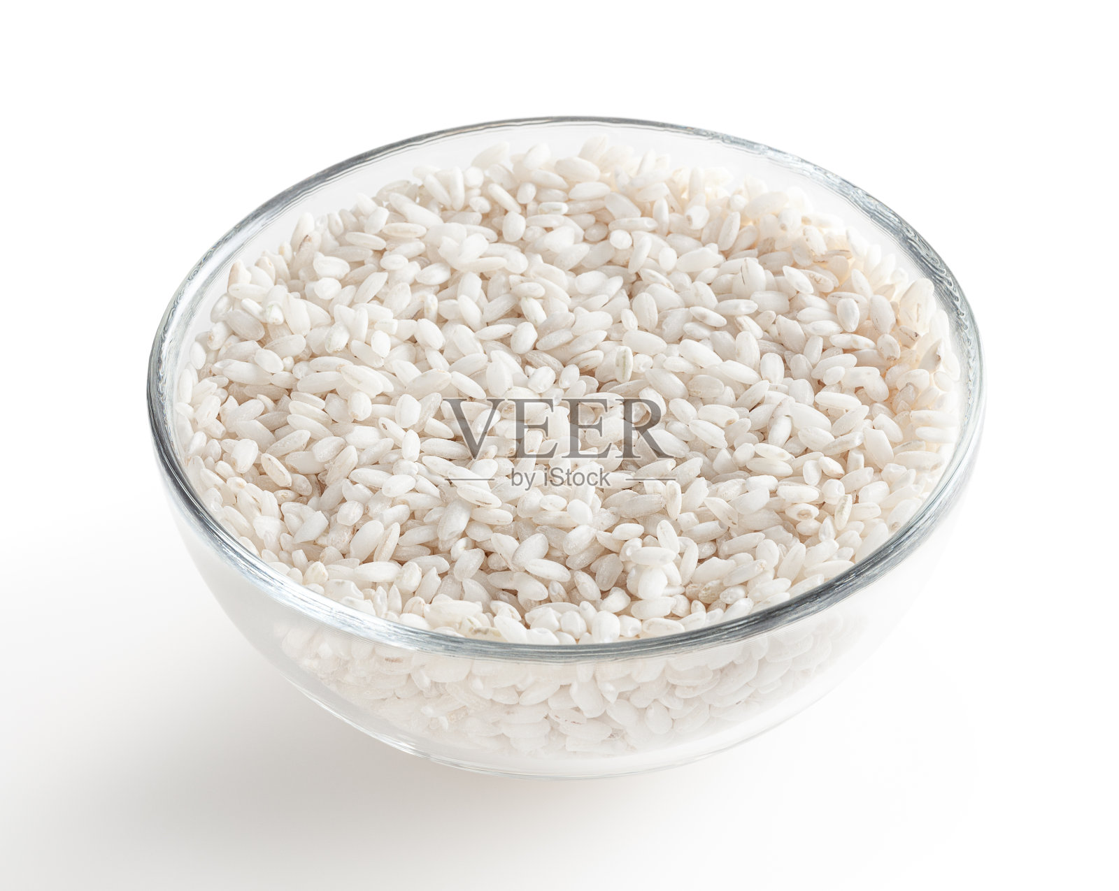 玻璃碗中未煮的arborio米,白色背景,切割路径照片摄影图片