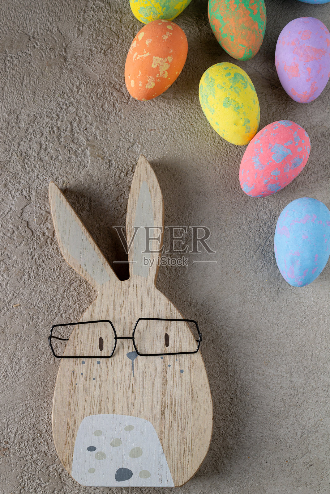 兔子和彩色的复活节彩蛋在灰色的背景照片摄影图片