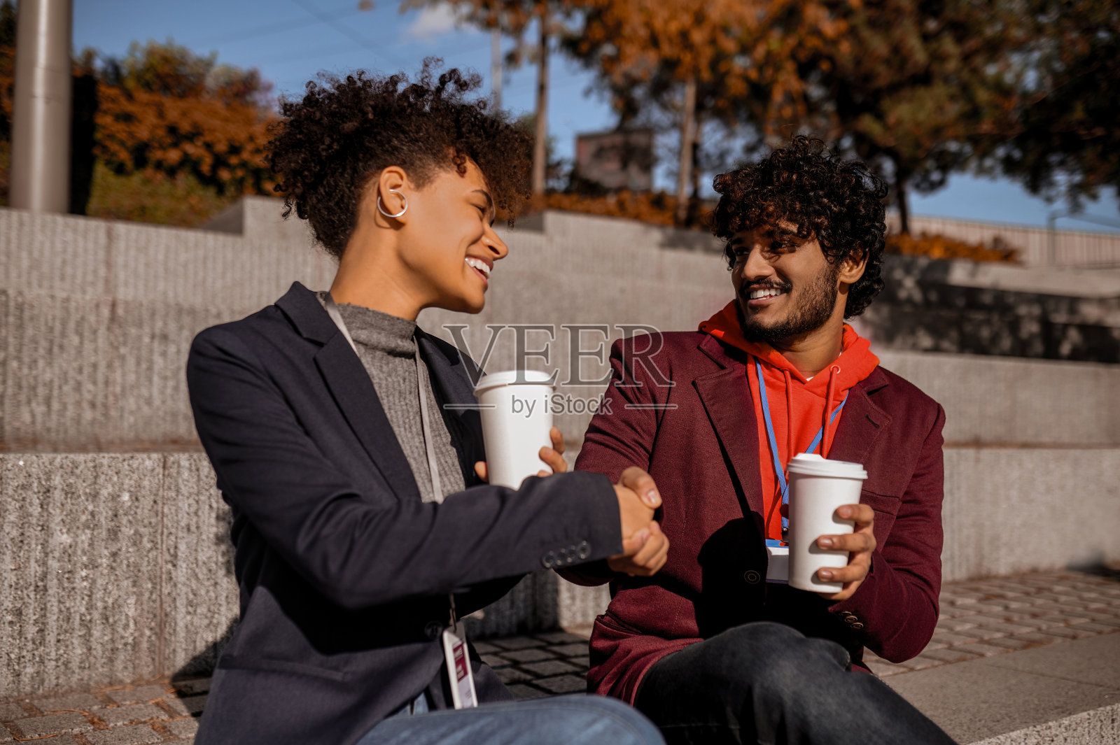 年轻夫妇在外面喝咖啡,感觉很开心照片摄影图片