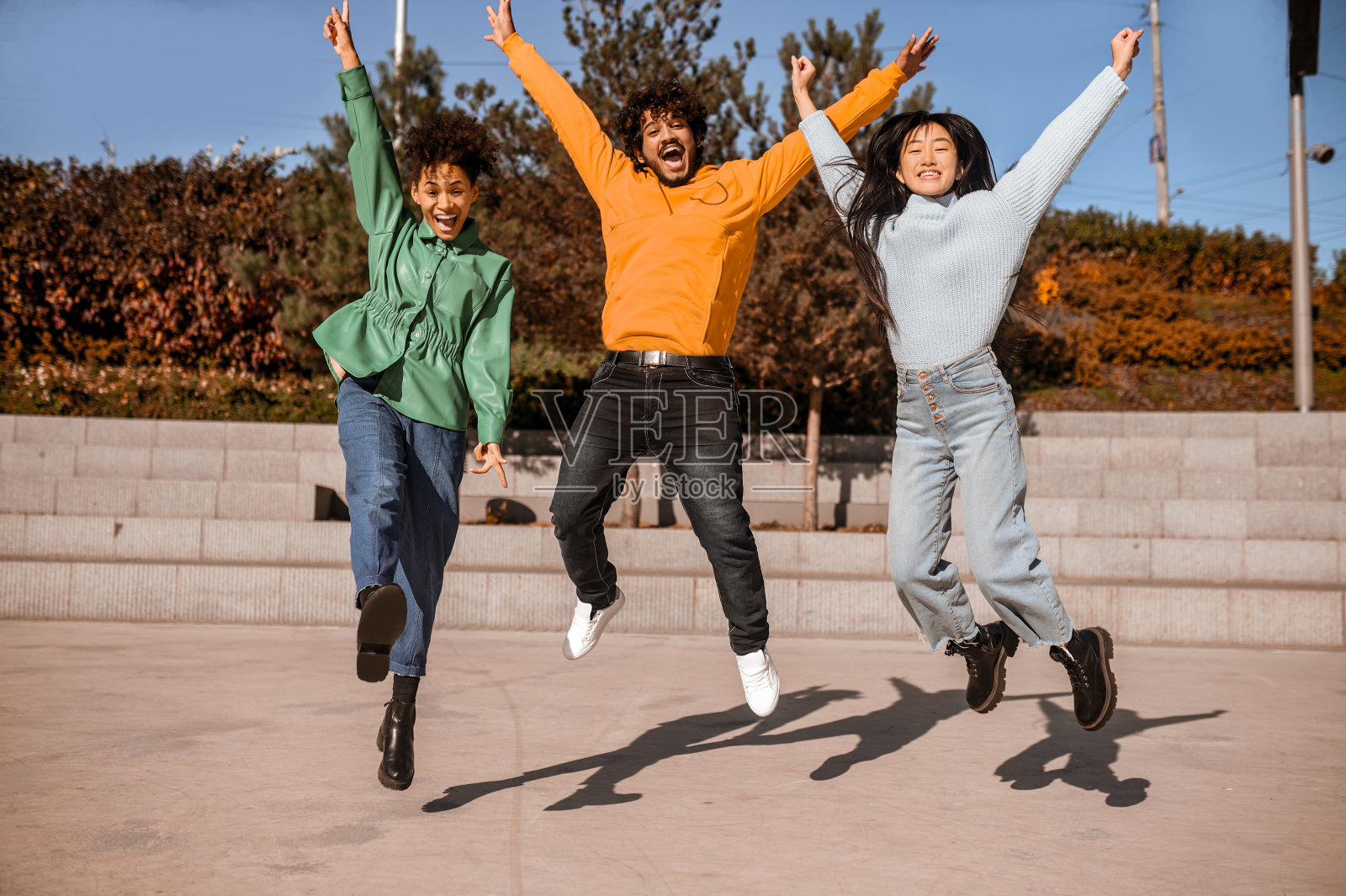 三个朋友感觉很棒,一起享受照片摄影图片