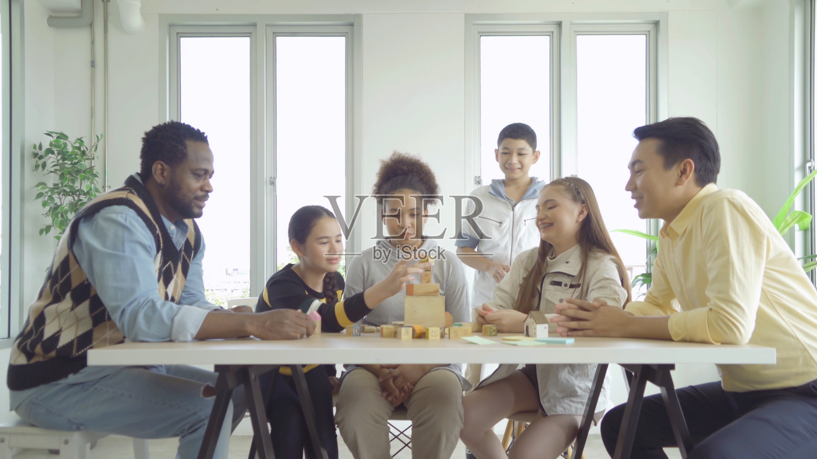 一群多民族的学生、孩子和老师在学校学习、学习一款益智玩具。教育在课堂。人们的生活方式照片摄影图片