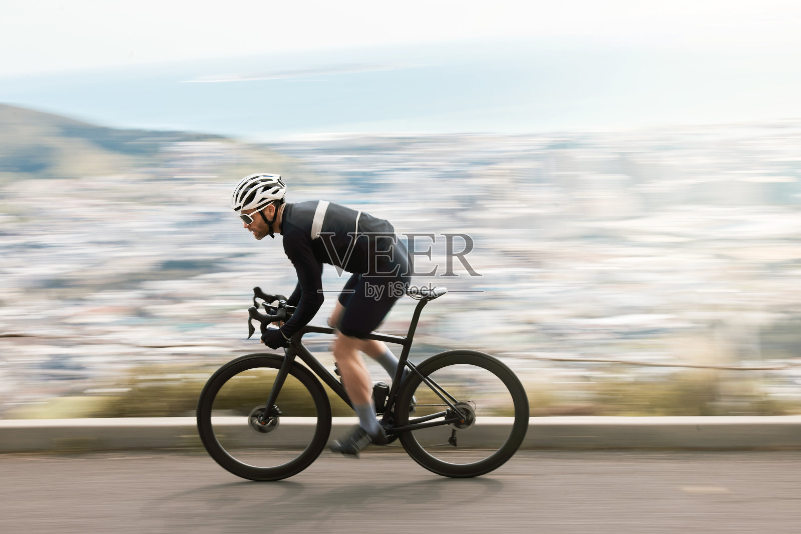 在户外骑自行车的英俊中年男人全身照照片摄影图片