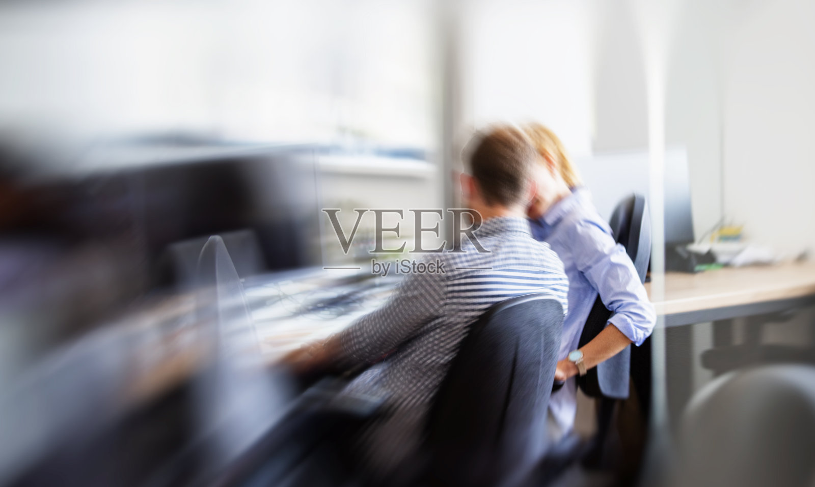 商务人士在办公室讨论照片摄影图片