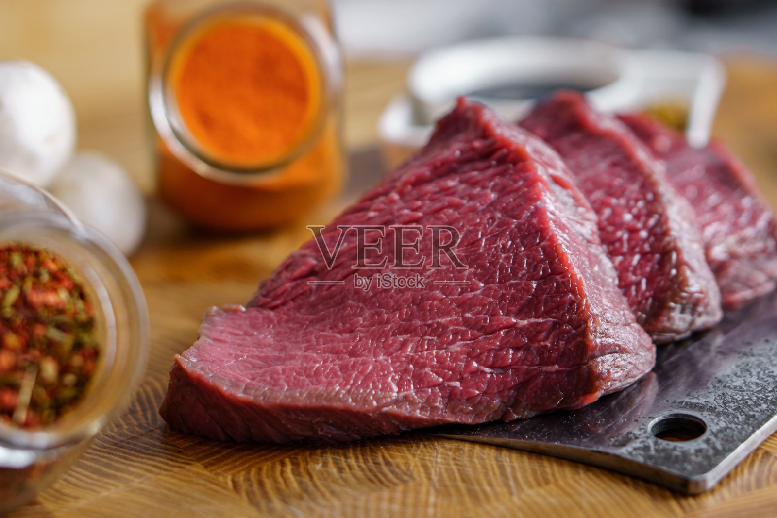 生的准备烧烤牛排刀,蘑菇香料切菜板。健康食品的概念照片摄影图片