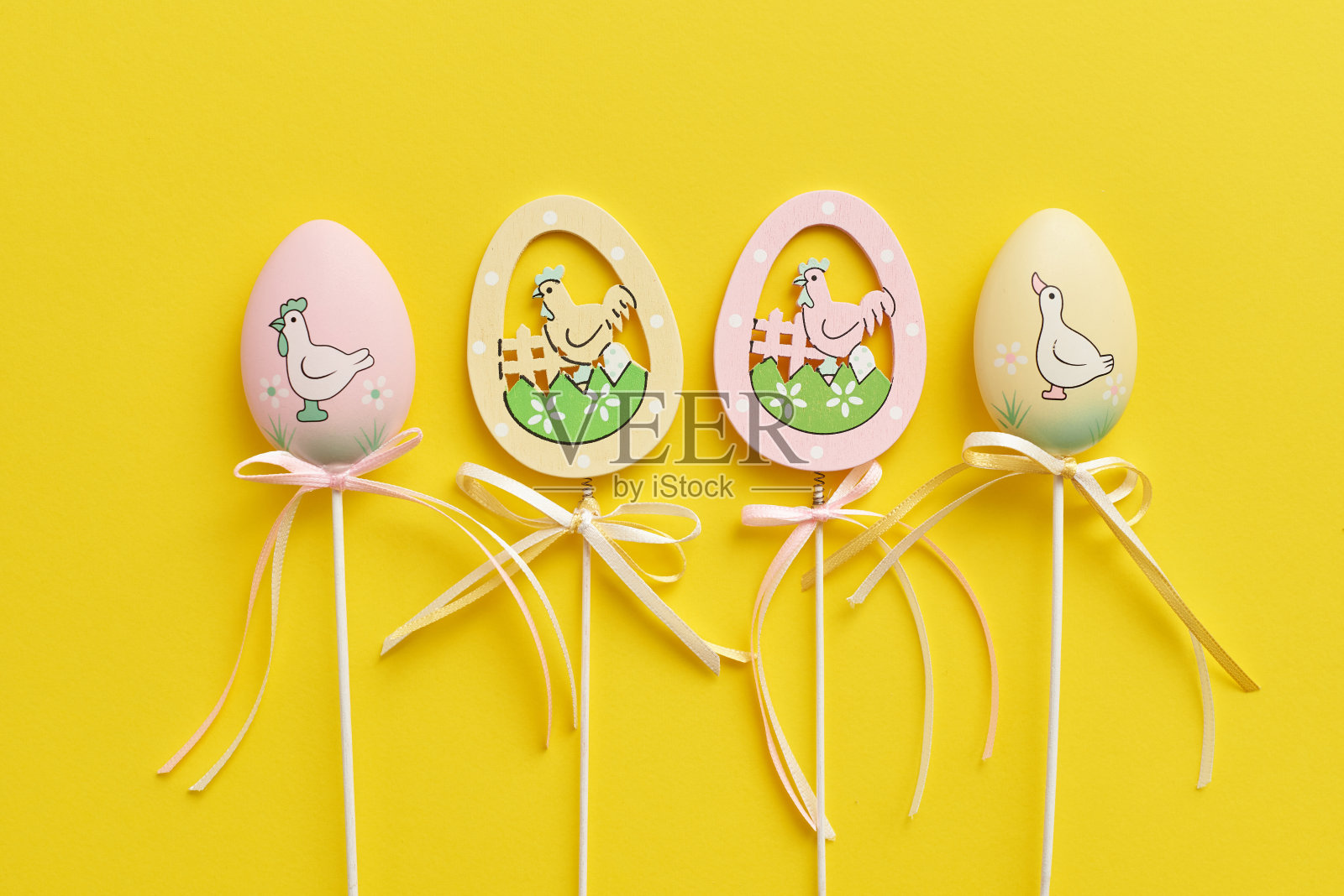 复活节装饰,黄色背景上的彩蛋照片摄影图片