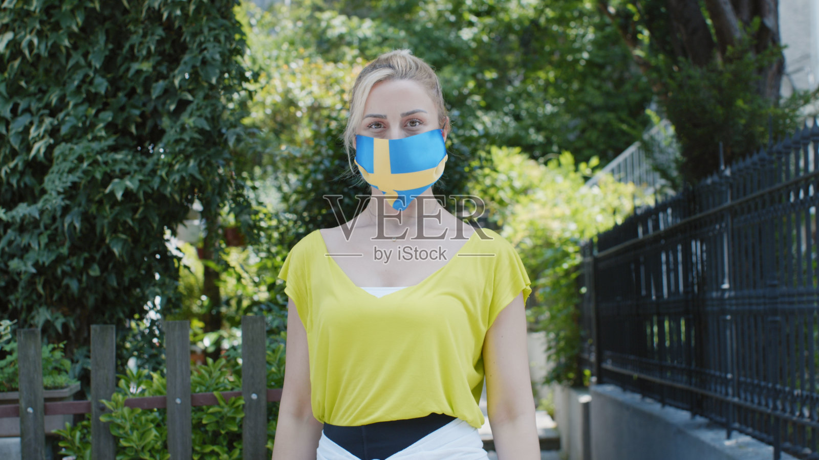 戴着瑞典国旗面具的女性肖像照片摄影图片