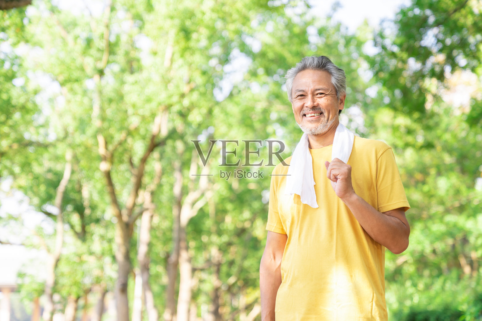 在公园里锻炼的老人照片摄影图片