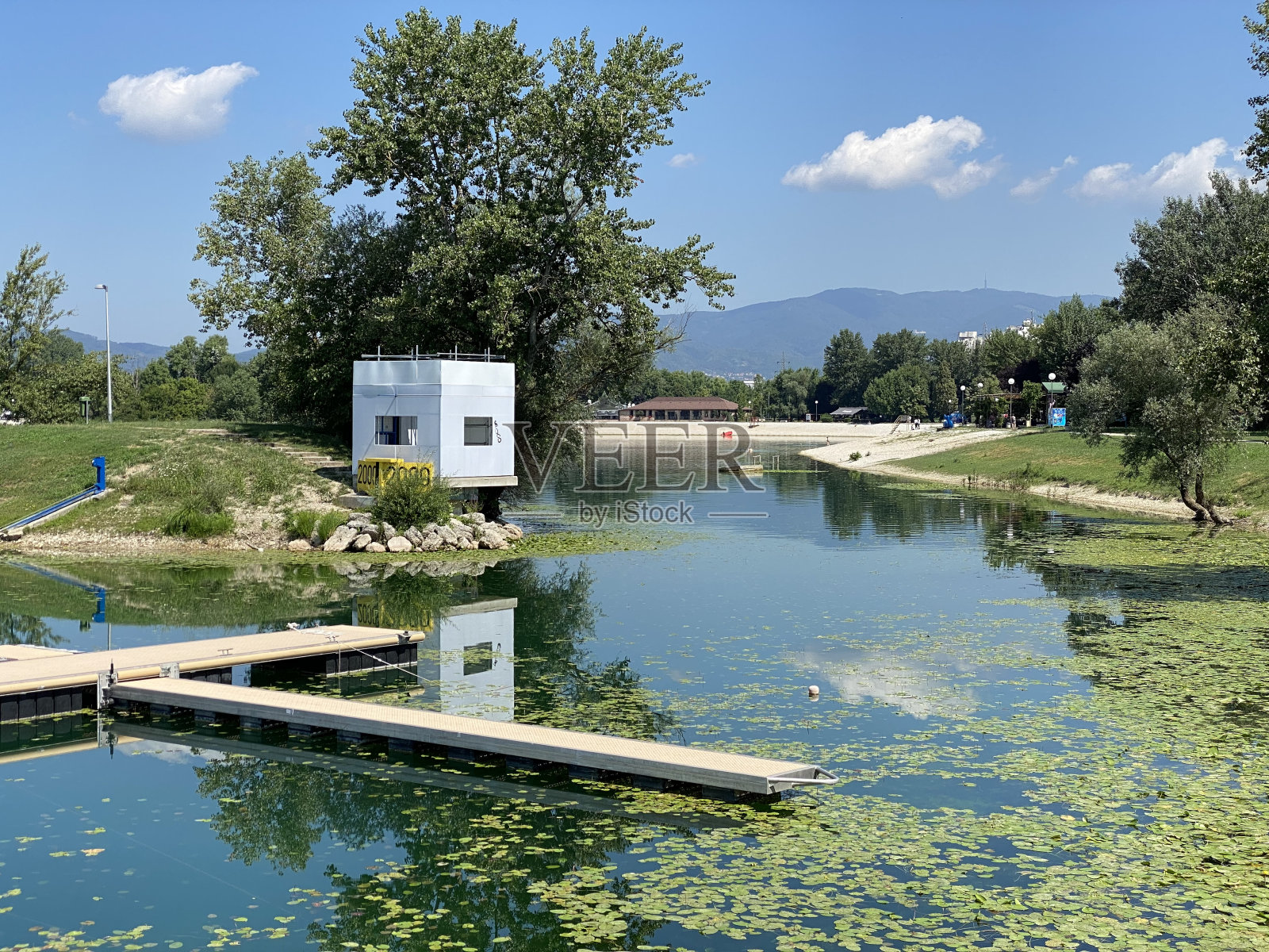 夏季在萨格勒布- 克罗地亚的Jarun湖和划船岛上的划船小径(RŠC Jarun),萨格勒布 - 赫尔瓦茨卡照片摄影图片