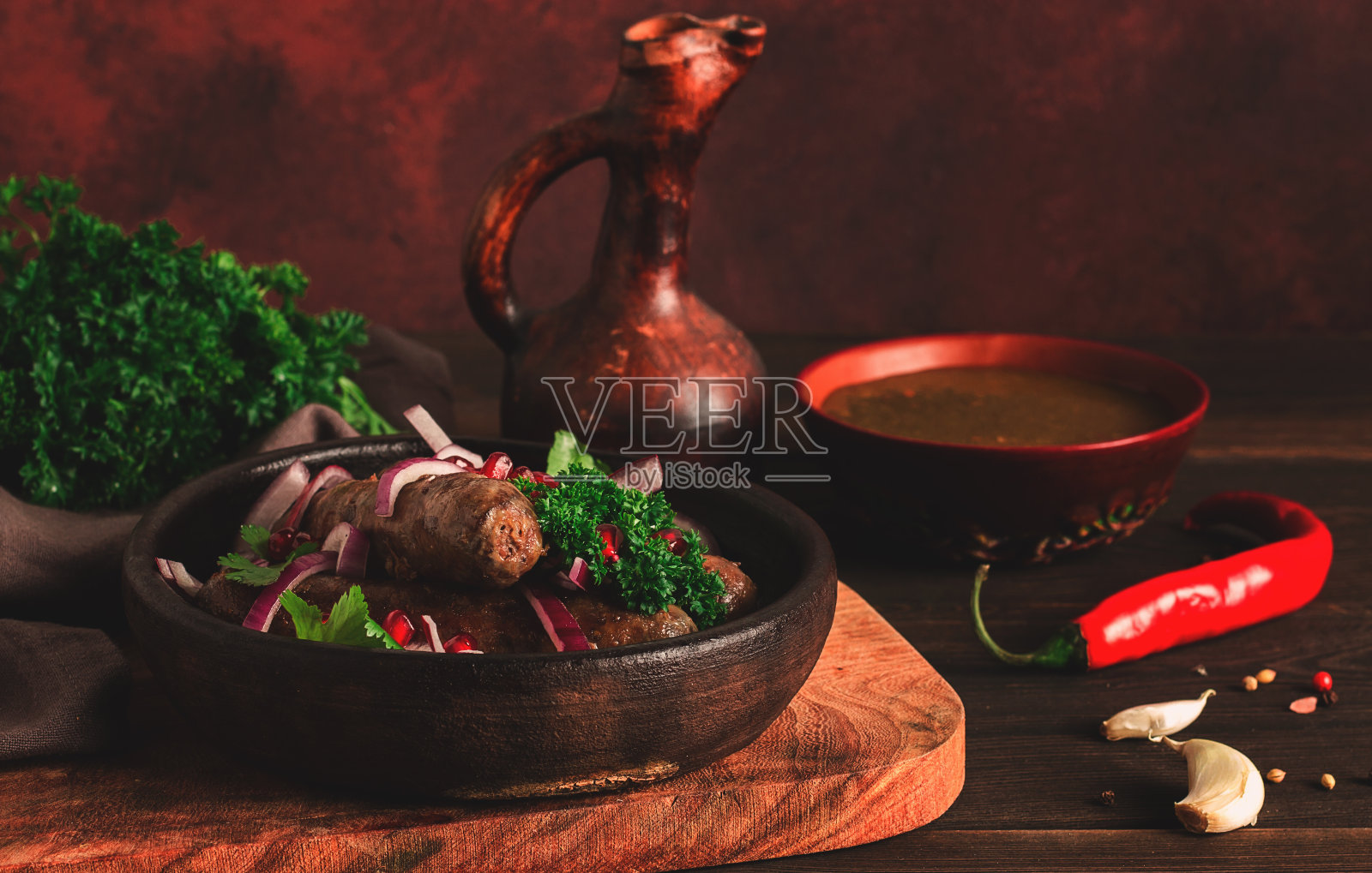 格鲁吉亚菜,炸Kupaty香肠,在传统的陶土锅上煎,水平,无人,选择性集中,色调。照片摄影图片