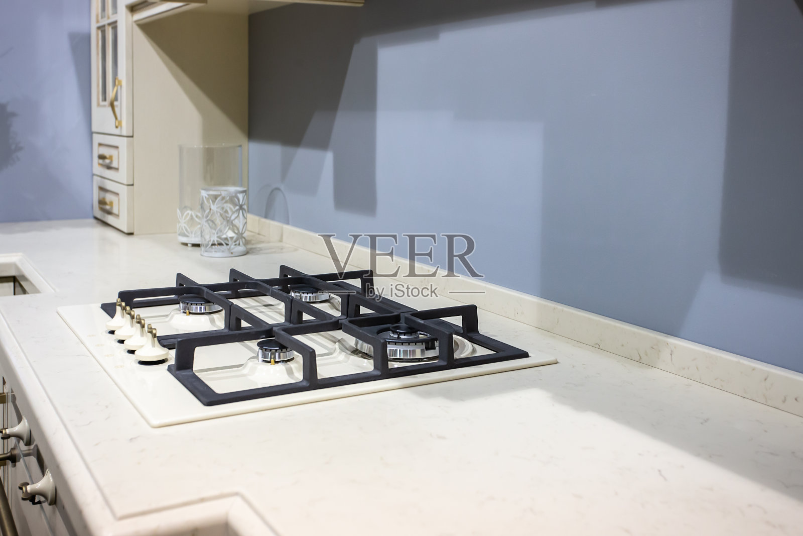简约的厨房内部-煤气炉碎片-近距离照片与选择焦点照片摄影图片