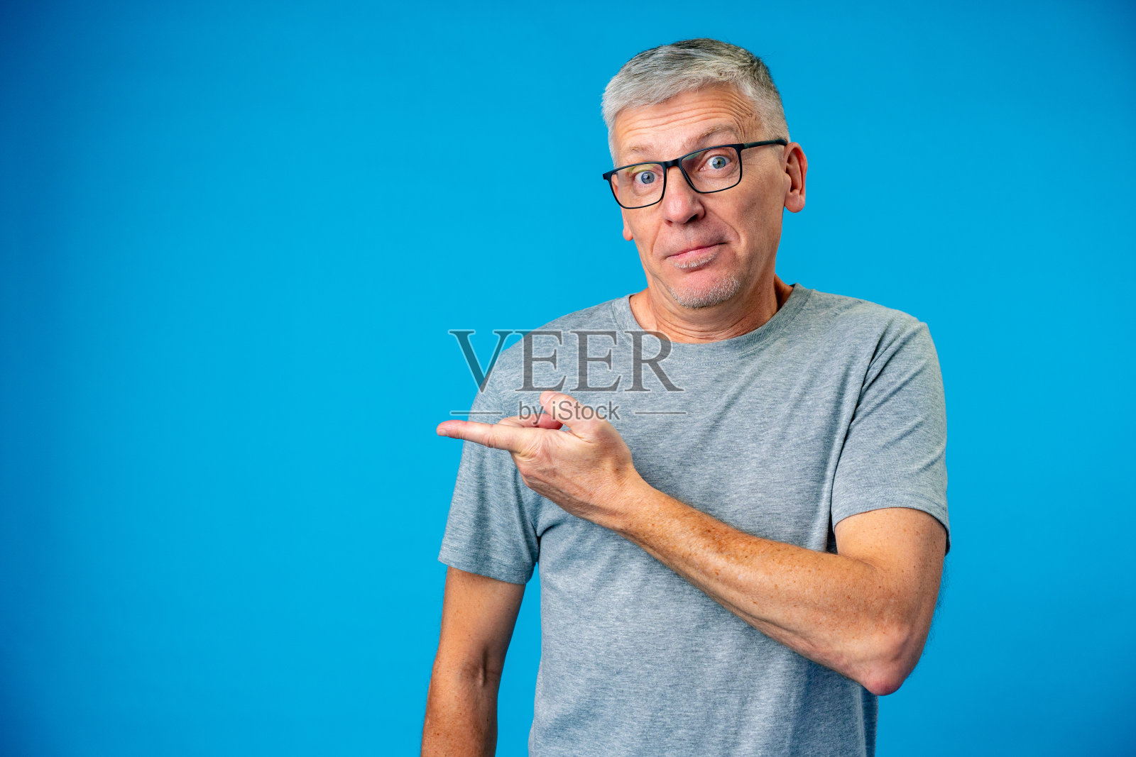 快乐成熟的男人指着手指复制空间照片摄影图片